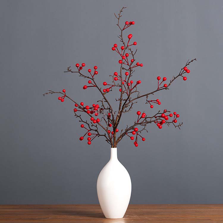 Vẻ đẹp của cành hoa đào đông đỏ trang trí ngày Tết